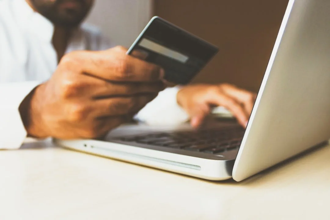 Un emprendedor digital analiza las facturas de publicidad online para calcular los gastos deducibles de su ecommerce.