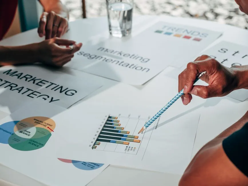 Empresario revisa precios escalonados y protección de marca en Amazon Business para clientes B2B, optimizando la fiscalidad y la rentabilidad