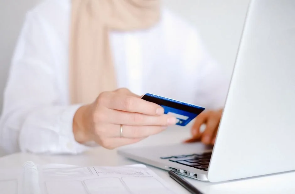 Gestor ecommerce analiza gráficos financieros en una pantalla para optimizar la rentabilidad de vendedores de Amazon y Shopify