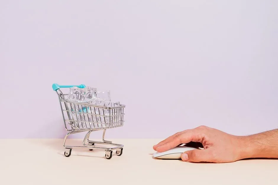 Asesor fiscal analiza la contabilidad de una tienda online en su pantalla para optimizar los impuestos de un ecommerce