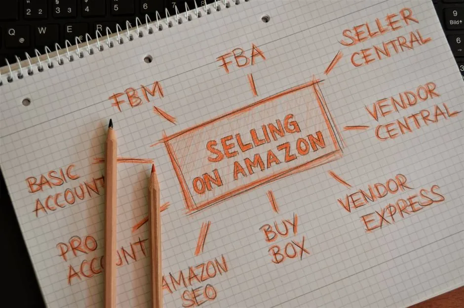 Consultor financiero analiza informes de ventas de Amazon en su ordenador para optimizar los impuestos de un vendedor online