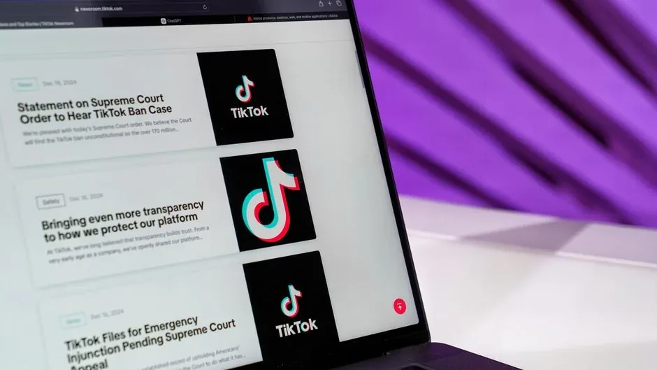 Asesor fiscal analizando las obligaciones de IVA en TikTok Shop España para un vendedor de comercio electrónico.