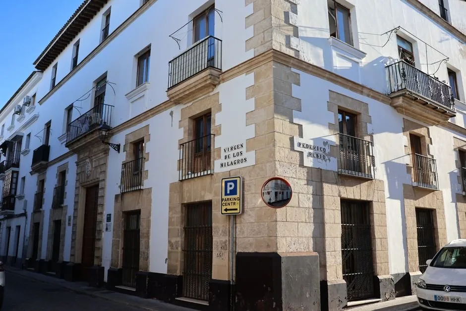 Emprendedor de ecommerce configurando el IVA de los vales descuento en su plataforma de facturación para evitar pérdidas fiscales.