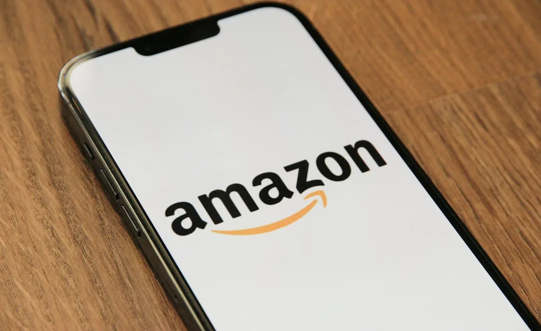 Empresario revisando la integración automática de datos de Amazon en su sistema contable para mejorar la gestión financiera de su pyme