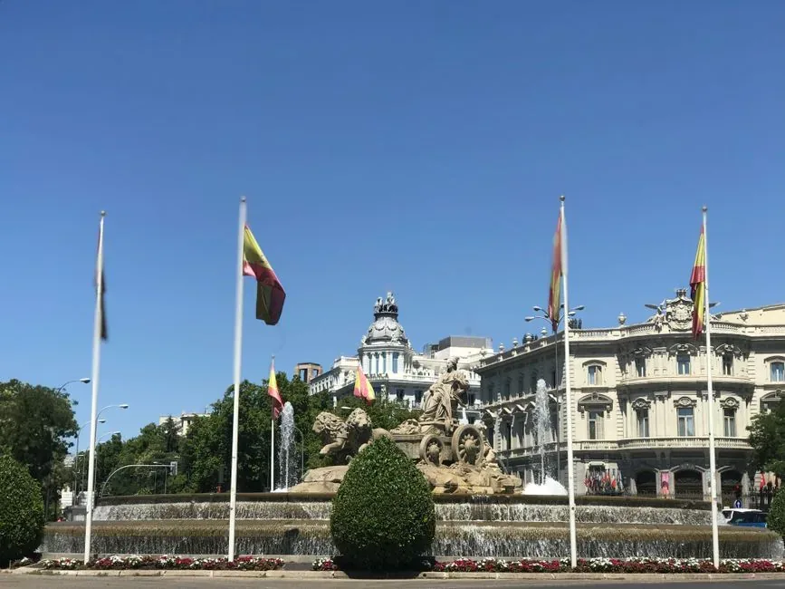 Pantalla de ordenador mostrando la gestión de la declaración IOSS para importaciones fuera de la UE dirigida a tiendas online.