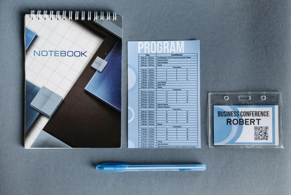 Un asesor financiero explicando a un autónomo qué cubre el Kit Digital para digitalizar su negocio.