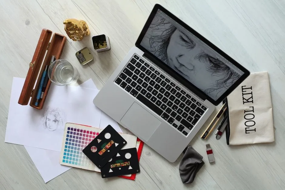 Emprendedor analizando las cuantías del Kit Digital en su ordenador para solicitar la ayuda de digitalización para su pyme