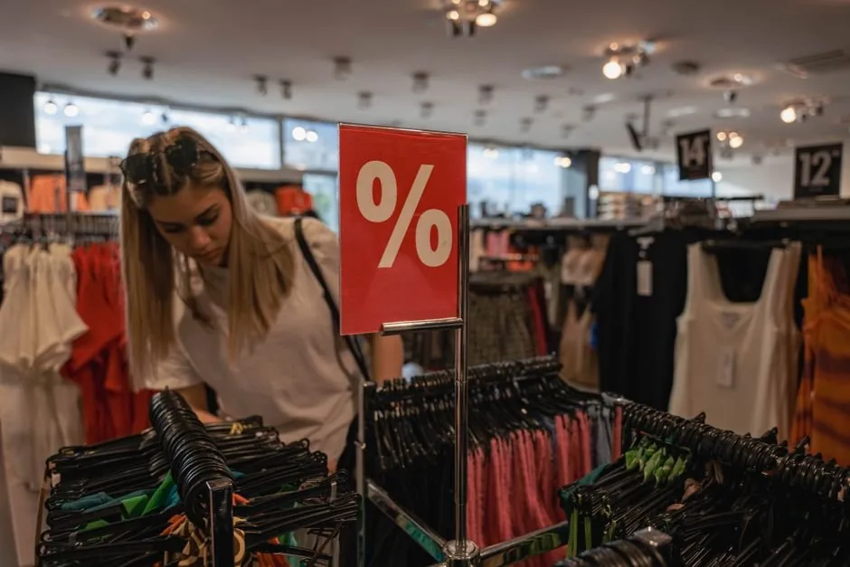 Emprendedor digital analizando los KPI financieros de su ecommerce en una pantalla para optimizar la rentabilidad del negocio