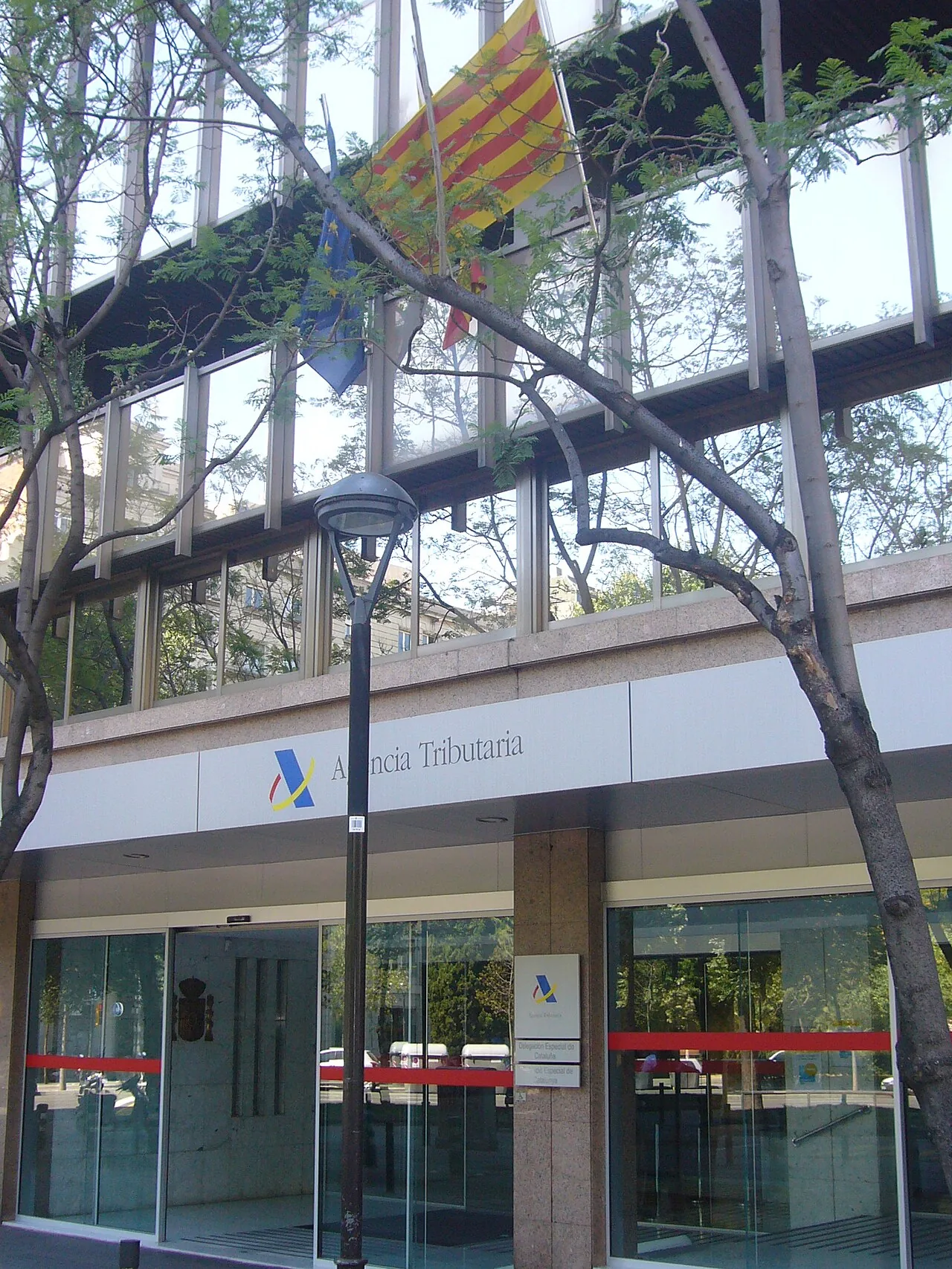 Oficina de la Agencia Tributaria española en Barcelona donde se gestionan declaraciones de IVA para pymes y autónomos ecommerce