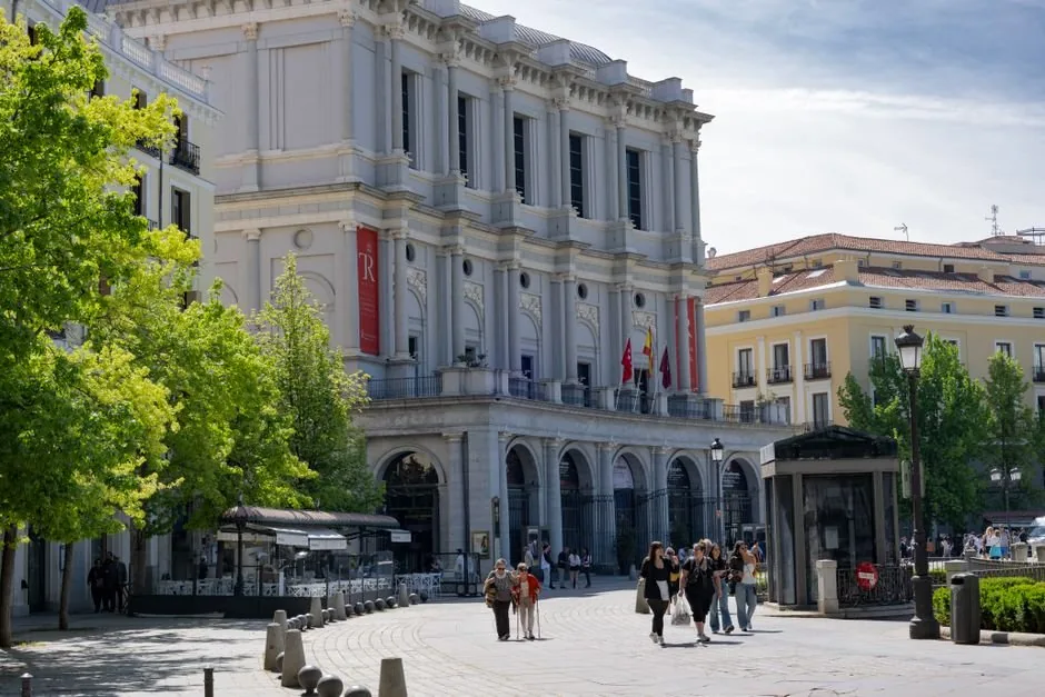 Contenedor de mercancías en un puerto marítimo representando el impacto del Real Decreto-ley 18/2026 en importadores españoles.