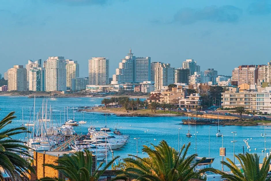 Contenedor de mercancías en un puerto marítimo esperando el levante de aduanas bajo la nueva normativa de garantías para importadores.