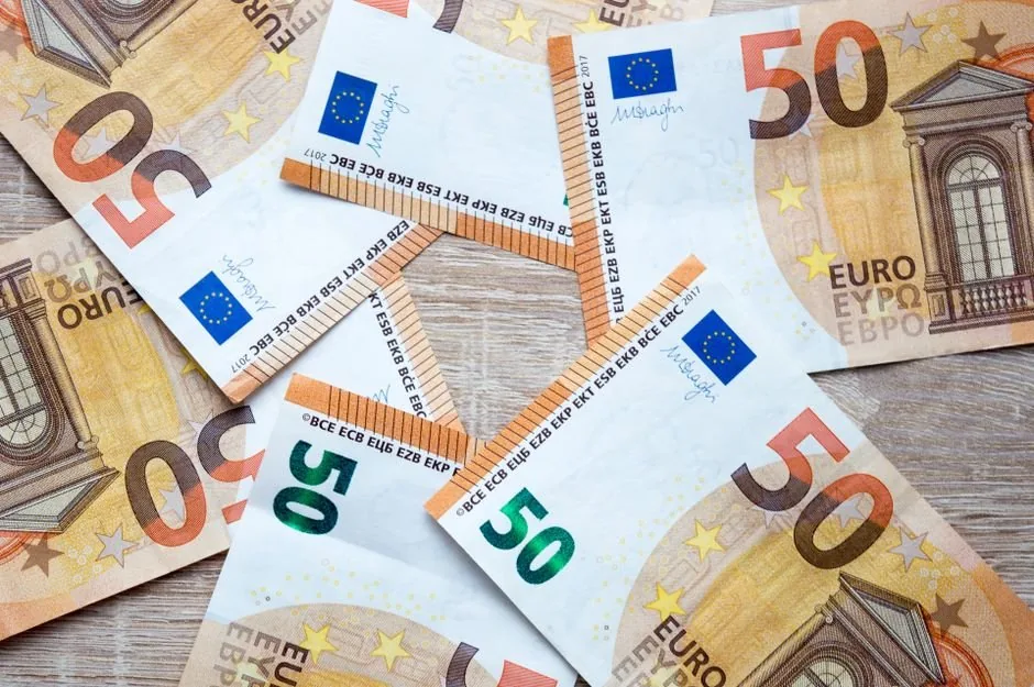 Paquetes de comercio electrónico en aduanas listos para el cobro de aranceles a compradores online de pymes españolas