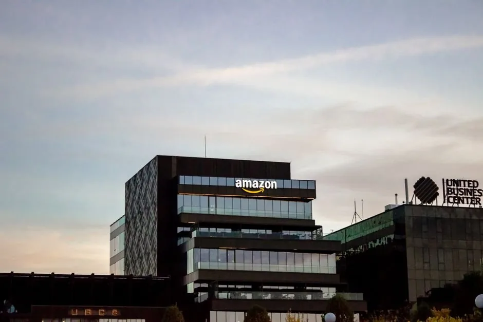 Empresario configurando la facturación en Amazon Business para deducir el IVA de sus compras corporativas de forma segura