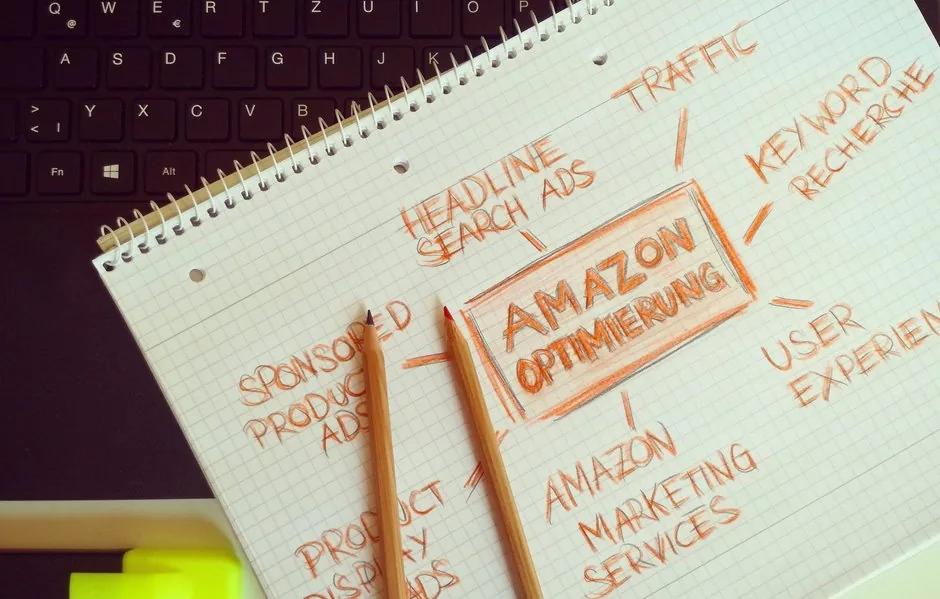 Asesor contable explicando el Plan General Contable de Amazon en una pantalla a un vendedor de ecommerce