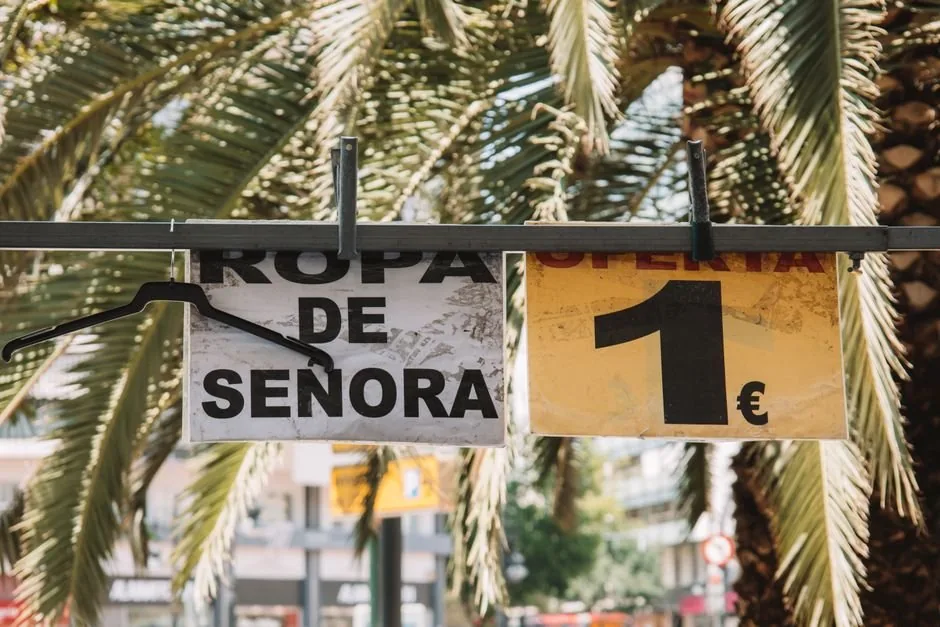 Inspector de aduanas revisando paquetes de comercio electrónico importados para aplicar el nuevo arancel europeo