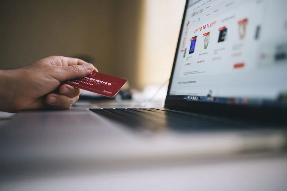 Emprendedor analizando la previsión de tesorería de su ecommerce en una pantalla para optimizar la liquidez y evitar retenciones