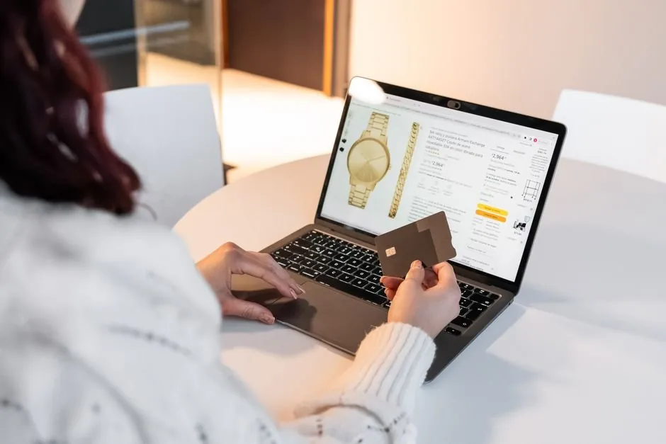 Emprendedor analizando previsiones de tesorería para tienda online en su ordenador para optimizar el flujo de caja de su ecommerce