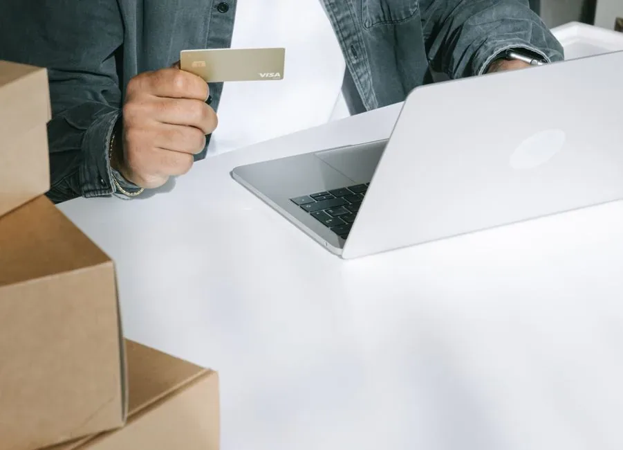 Emprendedor analiza un gráfico de proyecciones financieras para ecommerce optimizando la liquidez de su tienda online