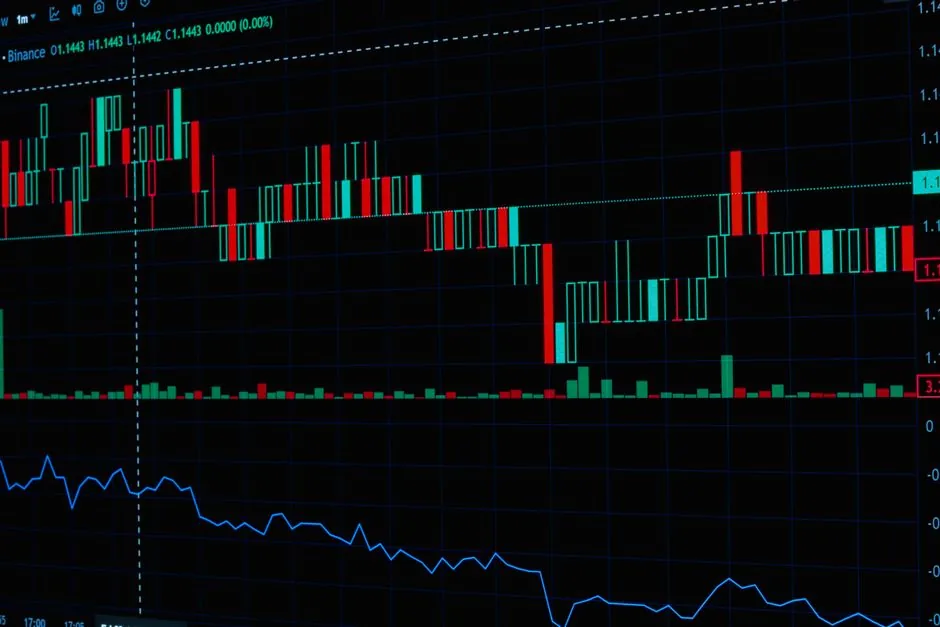 Ejecutivo analizando la estructura de apalancamiento financiero de una pyme para optimizar su liquidez y crecimiento