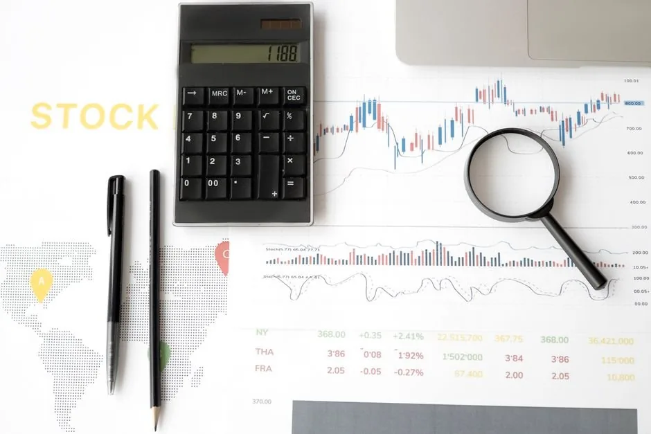 Un consultor analiza gráficos de rentabilidad en una pantalla para ayudar a emprendedores digitales a optimizar su control financiero.