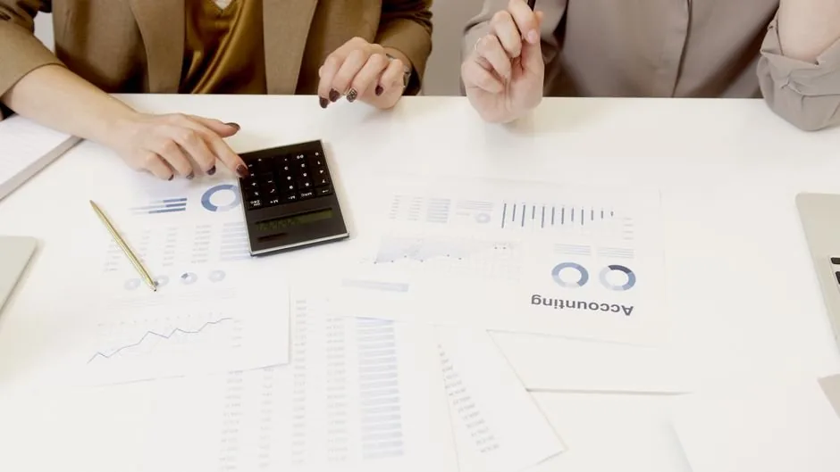 Un controller financiero analiza gráficos de rentabilidad en su ordenador para optimizar los márgenes de un ecommerce.