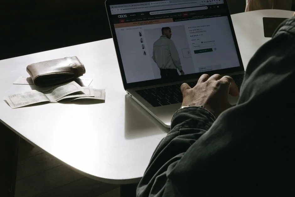 Un consultor financiero analiza el margen de contribución en una pantalla para optimizar la rentabilidad de un ecommerce.