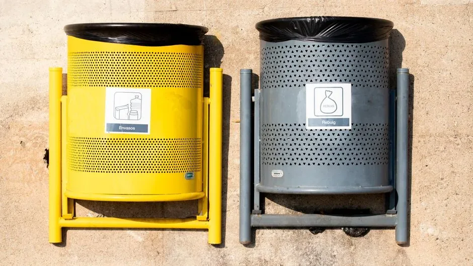 Operario de almacén preparando un paquete de e-commerce optimizado según el reglamento europeo de envases para tiendas online.