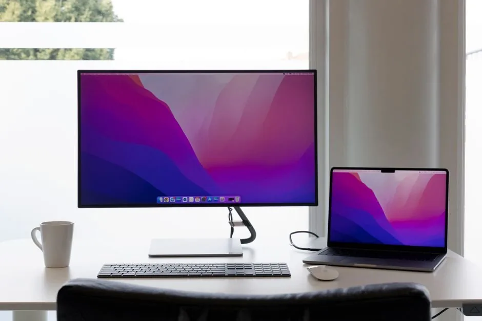 Autónomo trabajando en su oficina con un ordenador Mac para optimizar la gestión fiscal de su pyme.