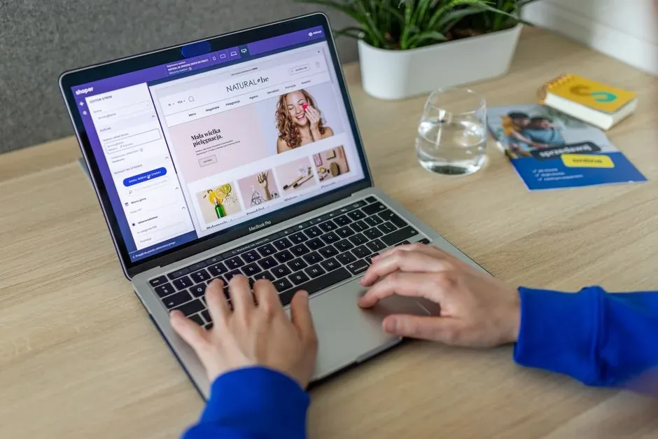 Emprendedor analiza las novedades de Shopify Spring para optimizar la fiscalidad internacional de su tienda online.