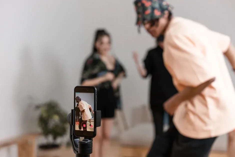 Emprendedor analizando las métricas de ventas y la fiscalidad de TikTok Shop España en su ordenador de oficina.