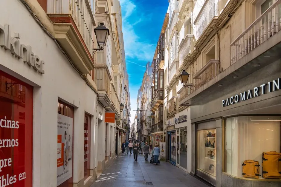 Vendedor de ecommerce analiza la fiscalidad de TikTok Shop España para evitar sanciones de Hacienda en su negocio.