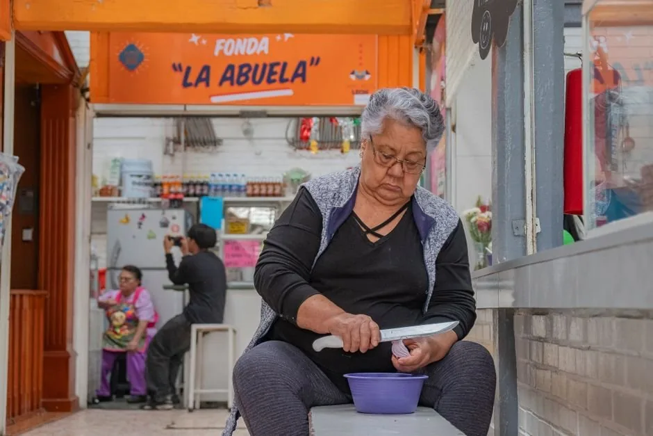 Emprendedor senior analizando en su portátil las condiciones de la jubilación flexible para autónomos en su oficina