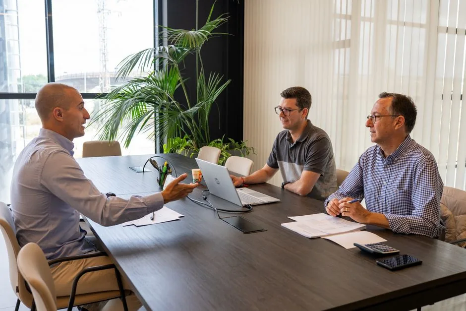 Ejecutivo revisando la valoración empresarial de una pyme, aplicando normas de valor razonable y métodos de operaciones vinculadas para una audiencia de directores y asesores financieros