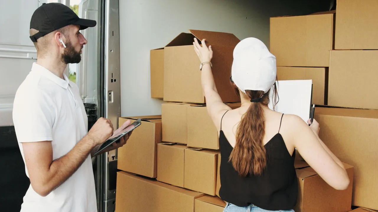 Vendedor autónomo y gestor revisando pedidos y paquetes de Amazon España para declarar correctamente ante la AEAT