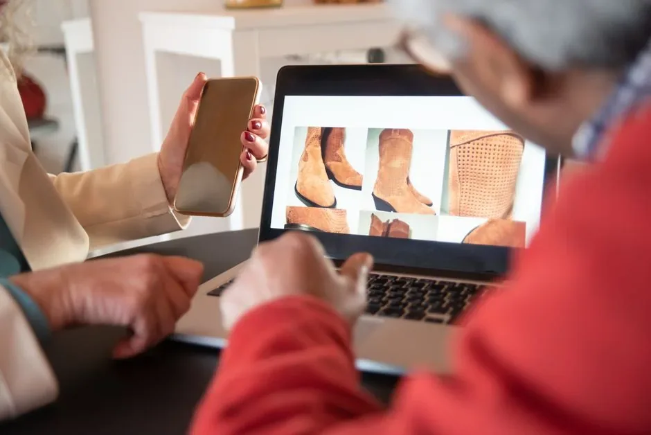 Pantalla de ordenador mostrando un software de facturación compatible con VeriFactu integrado con Shopify para vendedores online españoles.