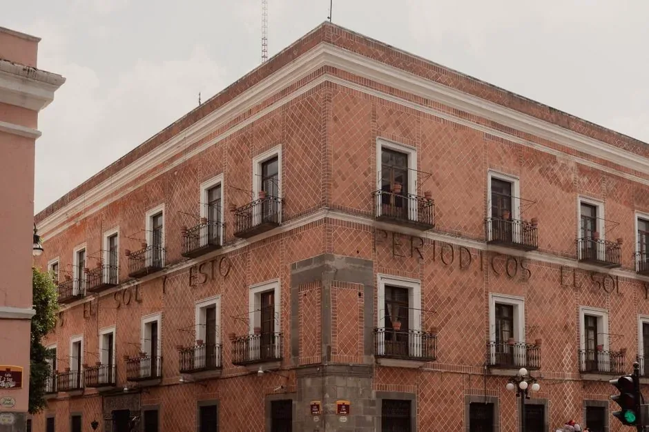 Vendedor de ecommerce analiza la tesorería de su negocio para evitar recargos por el impago del modelo 202 ante la imposibilidad de aplazamiento.